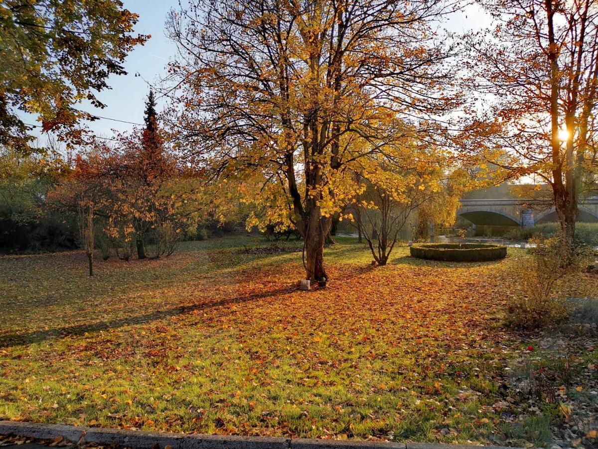 Hotel La Roseraie. Gaume-ardenne-lacuisine Sur Semois.